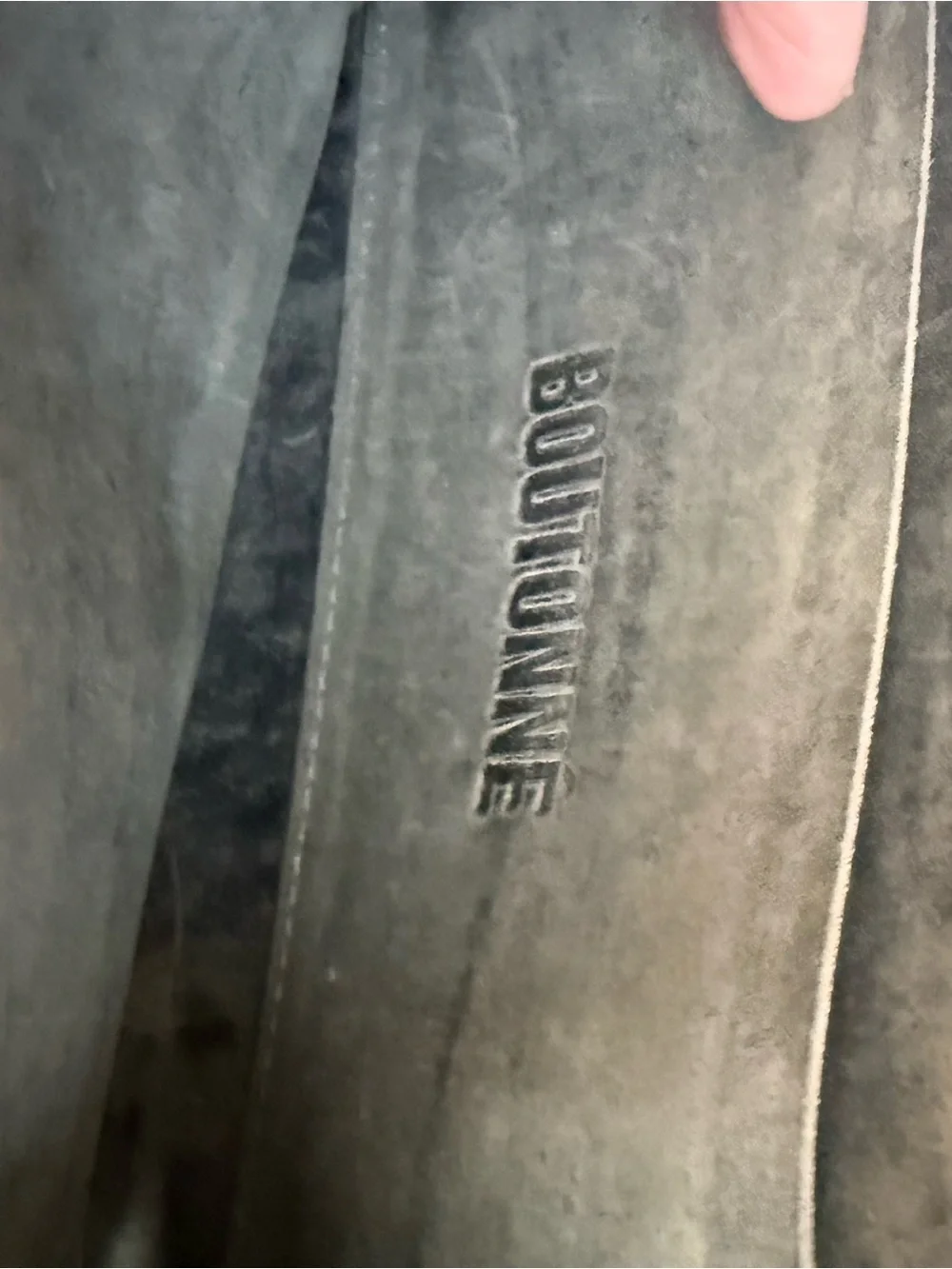 Boutonne .. Dark grey leather, distressed wallet.